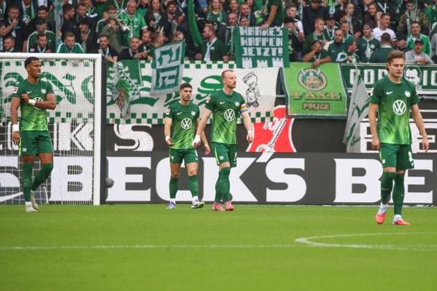 27 09 2025, xgox, Fußball 1 Bundesliga VfL Wolfsburg RB Leipzig emspor, v l Moritz Jens Wolfsburg, 15 , Maximilian Arnold Wolfsburg, 27 , Mattias Svanberg Wolfsburg, 32 , Konstantinos Koulierakis Wolfsburg, 4 enttaeuscht, schaut enttaeuscht, niedergeschlagen, disappointed DFL DFB REGULATIONS PROHIBIT ANY USE OF PHOTOGRAPHS as IMAGE SEQUENCES and or QUASI VIDEO Wolfsburg