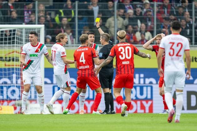 Tobiuas Welz gives yellow card for Cedric Zesiger FC Augsburg, 16 , GER, 1 FC Heidenheim vs FC Augsburg, Football, Bundesliga, Matchday 5, Season 2025 2026, 27 09 2025, DFL DFB REGULATES PROHIBIT ANY USE OF PHOTOGRAPHS AS IMAGE SEQUENCES AND OR QUASI VIDEO, GER, 1 FC Heidenheim vs FC Augsburg, Football, Bundesliga, Matchday 5, Season 2025 2026, 27 09 2025 Heidenheim Copyright: xEibner-Pressefotox EP_EER