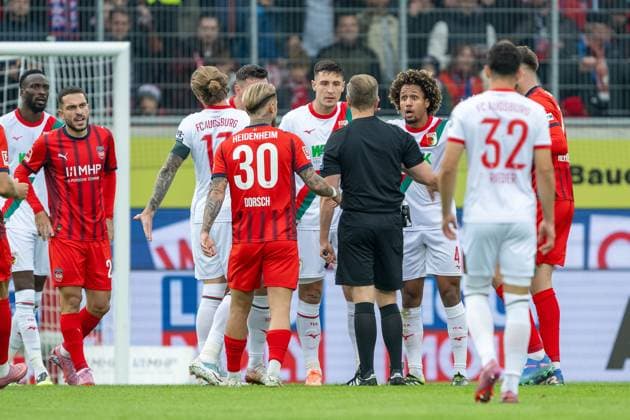 Tobiuas Welz gives yellow card for Cedric Zesiger FC Augsburg, 16 , GER, 1 FC Heidenheim vs FC Augsburg, Football, Bundesliga, Matchday 5, Season 2025 2026, 27 09 2025, DFL DFB REGULATES PROHIBIT ANY USE OF PHOTOGRAPHS AS IMAGE SEQUENCES AND OR QUASI VIDEO, GER, 1 FC Heidenheim vs FC Augsburg, Football, Bundesliga, Matchday 5, Season 2025 2026, 27 09 2025 Heidenheim Copyright: xEibner-Pressefotox EP_EER