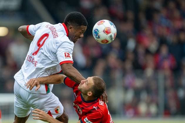 Essende Mbongu FC Augsburg, 09 , Jonas Foehrenbach FC Heidenheim, 19 , GER, 1 FC Heidenheim vs FC Augsburg, Football, Bundesliga, Matchday 5, Season 2025 2026, 27 09 2025, DFL DFB REGULATIONS PROHIBIT ANY USE OF PHOTOGRAPHS AS IMAGE SEQUENCES AND OR QUASI VIDEO, GER, 1 FC Heidenheim vs FC Augsburg, Football, Bundesliga, Matchday 5, Season 2025 2026, 27 09 2025 Heidenheim Copyright: xEibner-Pressefotox EP_EER
