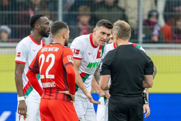 Tobiuas Welz gives yellow card for Cedric Zesiger FC Augsburg, 16 , GER, 1 FC Heidenheim vs FC Augsburg, Football, Bundesliga, Matchday 5, Season 2025 2026, 27 09 2025, DFL DFB REGULATES PROHIBIT ANY USE OF PHOTOGRAPHS AS IMAGE SEQUENCES AND OR QUASI VIDEO, GER, 1 FC Heidenheim vs FC Augsburg, Football, Bundesliga, Matchday 5, Season 2025 2026, 27 09 2025 Heidenheim Copyright: xEibner-Pressefotox EP_EER