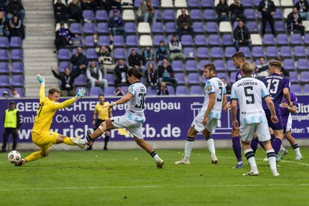 GER, 3 Liga, FC Erzgebirge Aue TSV 1860 München 27 09 2025, one Erzgebirge station, Aue, GER, 3 Liga, FC Erzgebirge Aue TSV 1860 München Maximilian Leist TSV 1860 München 21 , Fynn Jonas Fuhrmann TSV 1860 München 36 cannot prevent the 2 0 Â Photo Alexander Trienitz nordphoto GmbH nordphotoxGmbHx xTrienitz nph00051