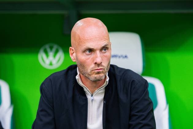 27 09 2025 Soccer, 2025 2026, 1 Bundesliga, 5 Matchday, VfL Wolfsburg RB Leipzig Paul Simonis Coach Wolfsburg DFL REGULATIONS PROHIBIT ANY USE OF PHOTOGRAPHS AS IMAGE SEQUENCES AND OR QUASI VIDEO