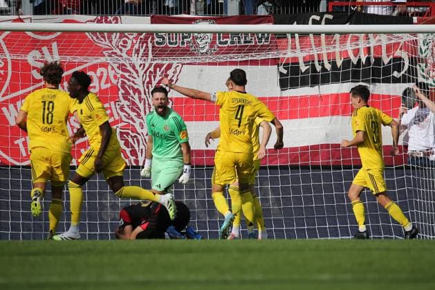 27 09 2025, xmohx, Fußball 3 Liga, SV Wehen Wiesbaden 1 FC Saarbrücken v l Jubel, Freude über den gehaltenen Penfmeter bei Phillip Menzel 1 FC Saarbruecken Lukas Schleimer SV Wehen Wiesbaden Entäuscht, traurig, frustriert DFL DFB REGULATIONS PROHIBIT ANY USE OF PHOTOGRAPHS AS IMAGE SEQUENCES AND OR QUASI VIDEO Wiesbaden
