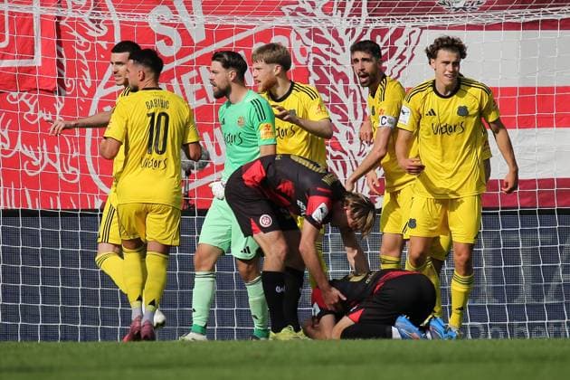 27 09 2025, xmohx, Fußball 3 Liga, SV Wehen Wiesbaden 1 FC Saarbrücken v l Jubel, Freude über den gehaltenen Penfmeter bei Phillip Menzel 1 FC Saarbruecken Lukas Schleimer SV Wehen Wiesbaden Entäuscht, traurig, frustriert DFL DFB REGULATIONS PROHIBIT ANY USE OF PHOTOGRAPHS AS IMAGE SEQUENCES AND OR QUASI VIDEO Wiesbaden