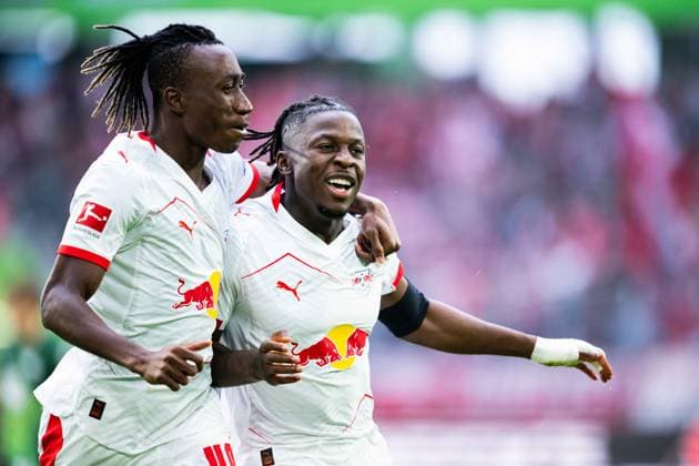 27 09 2025 Football, 2025 2026, 1 Bundesliga, Matchday 5, VfL Wolfsburg RB Leipzig R Johan Bakayoko Leipzig celebrates after his goal to 0 1 with L Yan Diomande Leipzig DFL REGULATIONS PROHIBIT ANY USE OF PHOTOGRAPHS AS IMAGE SEQUENCES AND OR QUASI VIDEO