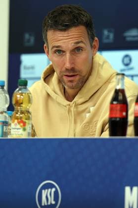 27 09 2025, xrekx, Fußball 2 Bundesliga, Karlsruher SC 1 FC Magdeburg v l Pressekonferenz Christian Eichner Trainer Karlsruher SC DFL DFB REGULATIONS PROHIBIT ANY USE OF PHOTOGRAPHS as IMAGE SEQUENCES and or QUASI VIDEO Karlsruhe