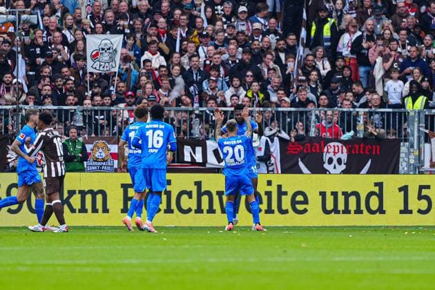 Goal celebration Bayer 04 Leverkusen after goal to 0 1 Edmond Tapsoba Bayer 04 Leverkusen, 12 GER, FC St Pauli vs Bayer 04 Leverkusen, Soccer, 1 Bundesliga, Matchday 5, Season 2025 2026, 27 09 2025 DFL REGULATES PROHIBIT ANY USE OF PHOTOGRAPHS AS IMAGE SEQUENCES AND OR QUASI VIDEO GER, FC St Pauli vs Bayer 04 Leverkusen, Football, 1 Bundesliga, Matchday 5, Season 2025 2026, 27 09 2025 Hamburg Copyright: xEibner-Pressefoto MarcelxvonxFehrnx EP_MFN