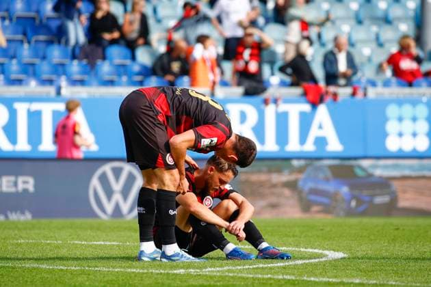 27 09 2025, xavx, Soccer 3 Liga, SV Wehen Wiesbaden 1 FC Saarbrücken v l Moritz Flotho SV Wehen Wiesbaden consoles the disappointed Lukas Schleimer SV Wehen Wiesbaden after the match DFL DFB REGULATIONS PROHIBIT ANY USE OF PHOTOGRAPHS as IMAGE SEQUENCES and or QUASI VIDEO Wiesbaden