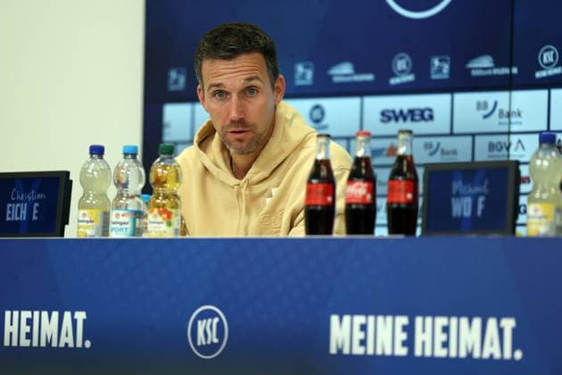27 09 2025, xrekx, Fußball 2 Bundesliga, Karlsruher SC 1 FC Magdeburg v l Pressekonferenz Christian Eichner Trainer Karlsruher SC DFL DFB REGULATIONS PROHIBIT ANY USE OF PHOTOGRAPHS as IMAGE SEQUENCES and or QUASI VIDEO Karlsruhe