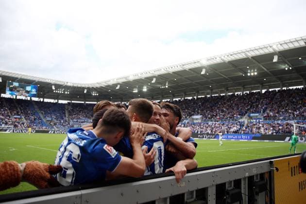 27 09 2025, xrekx, Fußball 2 Bundesliga, Karlsruher SC 1 FC Magdeburg v l Torjubel nach dem Tor zum celebrating the goal celebrate 1 0 durch Christoph Kobald Karlsruher SC DFL DFB REGULATIONS PROHIBIT ANY USE OF PHOTOGRAPHS as IMAGE SEQUENCES and or QUASI VIDEO Karlsruhe
