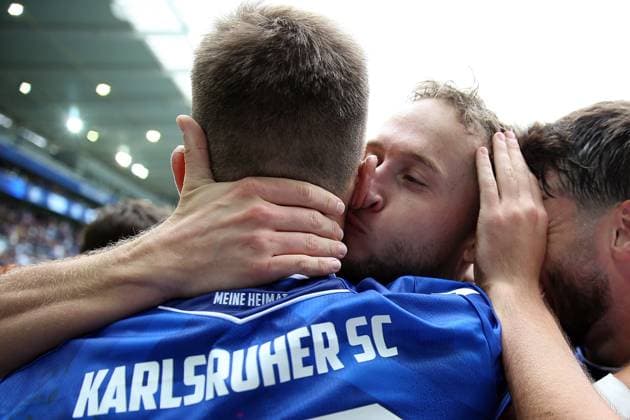 27 09 2025, xrekx, Fußball 2 Bundesliga, Karlsruher SC 1 FC Magdeburg v l Torjubel nach dem Tor zum celebrating the goal celebrate 1 0 durch Christoph Kobald Karlsruher SC Marvin Wanitzek Karlsruher SC DFL DFB REGULATIONS PROHIBIT ANY USE OF PHOTOGRAPHS as IMAGE SEQUENCES and or QUASI VIDEO Karlsruhe