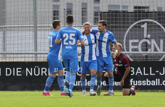 27 09 2025 Soccer season 2025 2026 Regionalliga Bayern 11 matchday 1 FC Nürnberg FCN II Club FV Illertissen DaMa xdaxmax cheering joy goal celebration after goal to 0 1 Yannick Glessing 7, FV Illertissen FVI and team team cheers happy goal scorer Yannick Glessing 7, FV Illertissen FVI