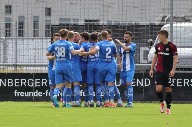 27 09 2025 Soccer season 2025 2026 Regionalliga Bayern 11 matchday 1 FC Nürnberg FCN II Club FV Illertissen DaMa xdaxmax cheering joy goal celebration after goal to 0 1 Yannick Glessing 7, FV Illertissen FVI and team team cheers happy goal scorer Yannick Glessing 7, FV Illertissen FVI