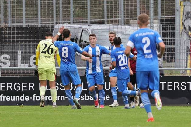 27 09 2025 Soccer season 2025 2026 Regionalliga Bayern 11 matchday 1 FC Nürnberg FCN II Club FV Illertissen DaMa xdaxmax cheering joy goal celebration after goal to 0 2 Yannick Glessing 7, FV Illertissen FVI and team team cheers happy goal scorer Yannick Glessing 7, FV Illertissen FVI