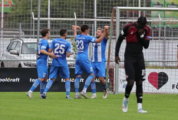 27 09 2025 Soccer season 2025 2026 Regionalliga Bayern 11 matchday 1 FC Nürnberg FCN II Club FV Illertissen DaMa xdaxmax cheering joy goal celebration after goal to 0 2 Yannick Glessing 7, FV Illertissen FVI and team team cheers happy goal scorer Yannick Glessing 7, FV Illertissen FVI