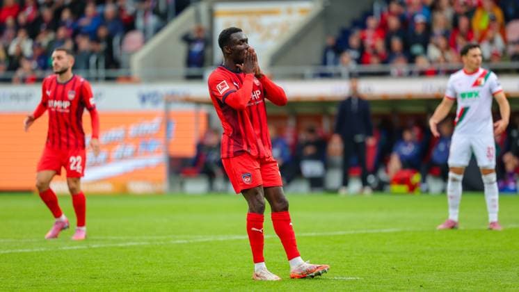 Sirlord Conteh 31, 1 FC Heidenheim misses a promising chance in the match between 1 FC Heidenheim v FC Augsburg, Football, Men, Bundesliga, 2025 2026, 5 Matchday on 27 09 2025 in Heidenheim an der Brenz, Voith Arena DFL and DFB regulations prohibit any use of photographs as image sequences and or quasi video Baden Württemberg Germany