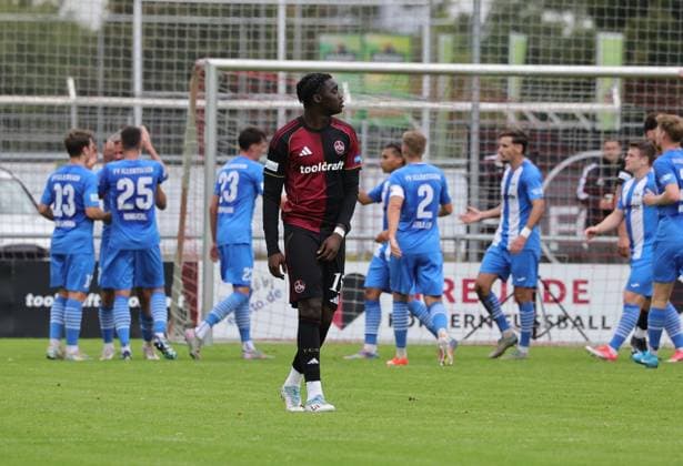 27 09 2025 Soccer Season 2025 2026 Regionalliga Bayern 11 Matchday 1 FC Nürnberg FCN II Club FV Illertissen DaMa xdaxmax Cheering joy Goal celebration after goal to 0 2 Yannick Glessing 7, FV Illertissen FVI and team Team cheers happy Goal scorer Yannick Glessing 7, FV Illertissen FVI Hindolo Mustapha 15, 1 FC Nürnberg FCN II disappointed Disappointment