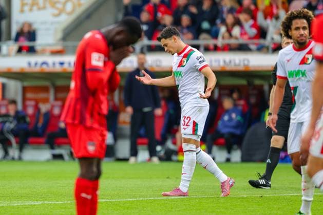 Fabian Rieder 32, FC Augsburg , gesticulates, is dissatisfied during the match between 1 FC Heidenheim v FC Augsburg, Football, Men, Bundesliga, 2025 2026, Matchday 5 on 27 09 2025 in Heidenheim an der Brenz, Voith Arena DFL and DFB regulations prohibit any use of photographs as image sequences and or quasi video Baden Württemberg Germany