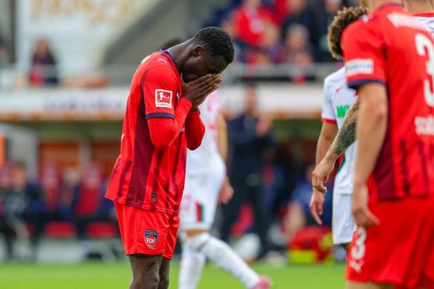 Sirlord Conteh 31, 1 FC Heidenheim misses a promising chance in the match between 1 FC Heidenheim v FC Augsburg, Football, Men, Bundesliga, 2025 2026, 5 Matchday on 27 09 2025 in Heidenheim an der Brenz, Voith Arena DFL and DFB regulations prohibit any use of photographs as image sequences and or quasi video Baden Württemberg Germany