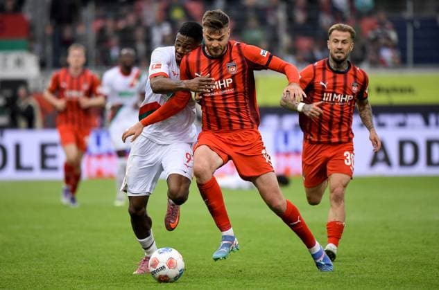 27 09 2025, xemx, Soccer 1 Bundesliga, 1 FC Heidenheim FC Augsburg v l Samuel Essende FC Augsburg , Julian Niehues 1 FC Heidenheim Zweikampf, Aktion, action, battle for the ball DFL DFB REGULATIONS PROHIBIT ANY USE OF PHOTOGRAPHS as IMAGE SEQUENCES and or QUASI VIDEO Heidenheim