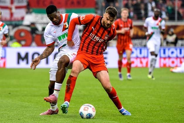27 09 2025, xemx, Soccer 1 Bundesliga, 1 FC Heidenheim FC Augsburg v l Samuel Essende FC Augsburg , Julian Niehues 1 FC Heidenheim Zweikampf, Aktion, action, battle for the ball DFL DFB REGULATIONS PROHIBIT ANY USE OF PHOTOGRAPHS as IMAGE SEQUENCES and or QUASI VIDEO Heidenheim