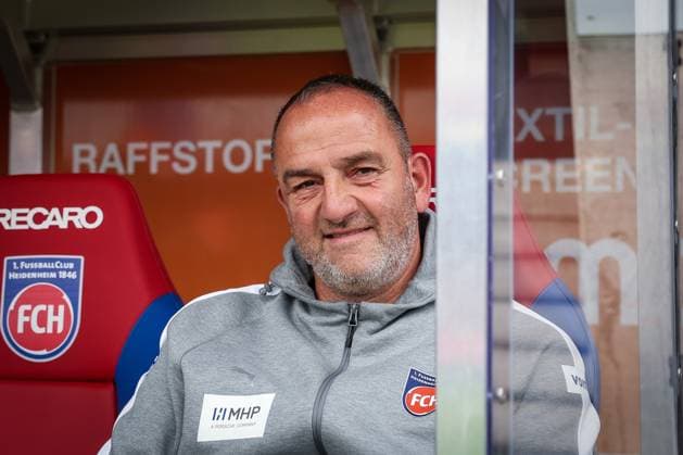 Head coach Frank Schmidt 1FC Heidenheim 1846 , 1 FC Heidenheim 1846 vs FC Augsburg, DFL, Bundesliga, Saison 2025 2026, Voith Arena, Hinrunde, 5 Spieltag, 27 09 2025 DFB regulations prohibit any use of photographs as image sequences and or quasi video Heidenheim Baden Wuerttemberg Germany Copyright: xkolbert-press MartinxAgüerax
