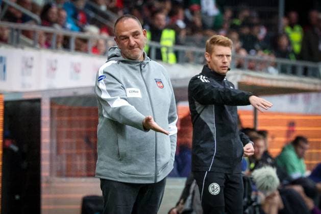 Head coach Frank Schmidt 1FC Heidenheim 1846 and The fourth official Christian Dingert gestilkulieren, 1 FC Heidenheim 1846 vs FC Augsburg, DFL, Bundesliga, Saison 2025 2026, Voith Arena, Hinrunde, 5 Spieltag, 27 09 2025 DFB regulations prohibit any use of photographs as image sequences and or quasi video Heidenheim Baden Wuerttemberg Germany Copyright: xkolbert-press MartinxAgüerax