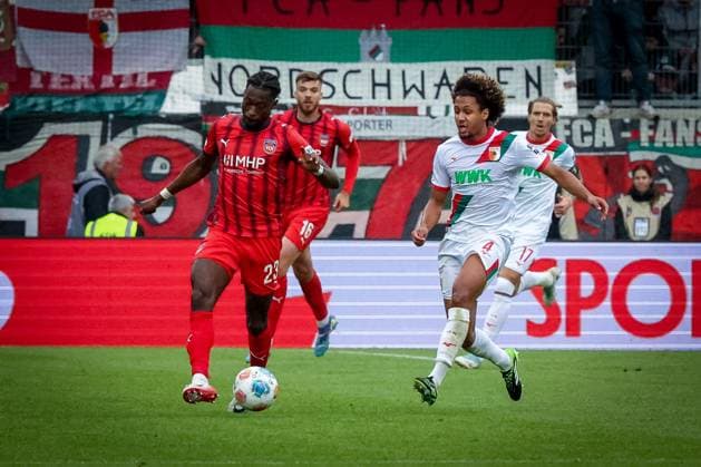 Omar Traore 23 1FC Heidenheim 1846 and Han Noah Massengo 4 FC Augsburg in action, 1 FC Heidenheim 1846 vs FC Augsburg, DFL, Bundesliga, Saison 2025 2026, Voith Arena, Hinrunde, 5 Spieltag, 27 09 2025 DFB regulations prohibit any use of photographs as image sequences and or quasi video Heidenheim Baden Wuerttemberg Germany Copyright: xkolbert-press MartinxAgüerax