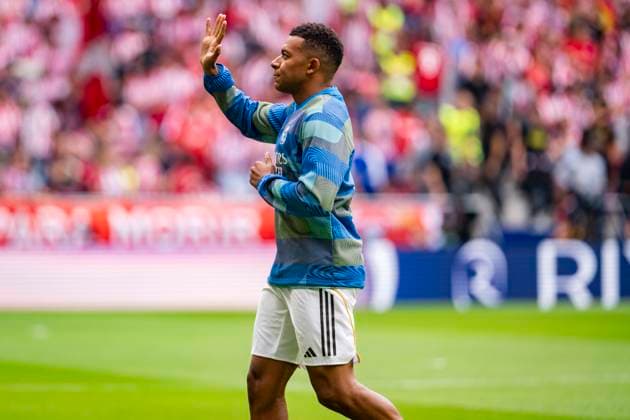 Atletico de Madrid v Real Madrid - LaLiga EA Sports Kylian Mbappe of Real Madrid greets the fans during the LaLiga EA Sports football match between Atletico de Madrid and Real Madrid CF at Estadio Riyadh Air Metropolitano on September 27, 2025 in Madrid, Spain. Madrid Estadio Riyadh Air Metropolitano Madrid Spain Copyright: xAlbertoxGardinx AGardin_20250927_Foot_Liga_AtlMad_ReaMad_0034