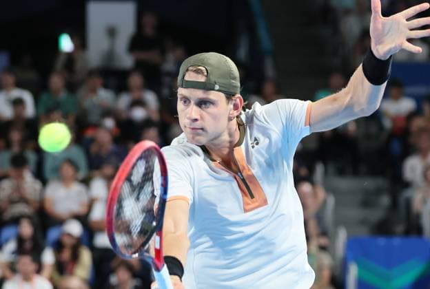 September 27, 2025, Tokyo, Japan - Zizou Bergs of Belgium returns the ball against Carlos Alcaraz of Spain during a second round match of the Japan Open Tennis tournament in Tokyo on Saturday, September 27, 2025. Alcaraz defeated Bergs 6-4, 6-3. (photo by Yoshio Tsunoda AFLO) Noxthirdxpartyxsales  aflo_304949854