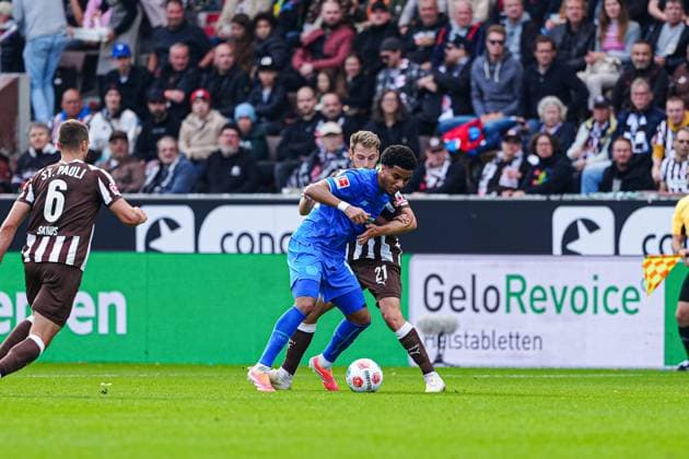 Malik Tillman Bayer 04 Leverkusen, 10 , Lars Ritzka FC St Pauli, 21 GER, FC St Pauli vs Bayer 04 Leverkusen, Football, 1 Bundesliga, Matchday 5, Season 2025 2026, 27 09 2025 DFL REGULATIONS PROHIBIT ANY USE OF PHOTOGRAPHS AS IMAGE SEQUENCES AND OR QUASI VIDEO GER, FC St Pauli vs Bayer 04 Leverkusen, Football, 1 Bundesliga, Matchday 5, Season 2025 2026, 27 09 2025 Hamburg Copyright: xEibner-Pressefoto MarcelxvonxFehrnx EP_MFN