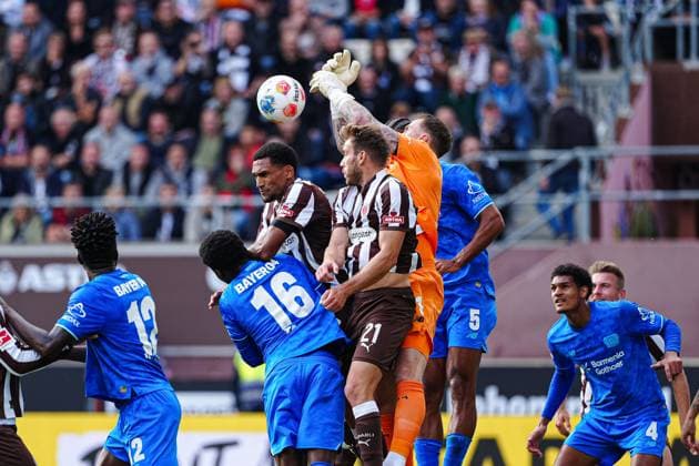 Andreas Houtondji FC St Pauli, 27 , Lars Ritzka FC St Pauli, 21 , Mark Flekken Bayer 04 Leverkusen, 01 GER, FC St Pauli vs Bayer 04 Leverkusen, Football, 1 Bundesliga, Matchday 5, Season 2025 2026, 27 09 2025 DFL REGULATES PROHIBIT ANY USE OF PHOTOGRAPHS AS IMAGE SEQUENCES AND OR QUASI VIDEO GER, FC St Pauli vs Bayer 04 Leverkusen, Football, 1 Bundesliga, Matchday 5, Season 2025 2026, 27 09 2025 Hamburg Copyright: xEibner-Pressefoto MarcelxvonxFehrnx EP_MFN