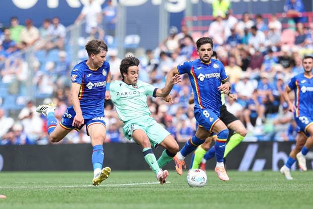 September 27, 2025, Getafe, Madrid, Spain: Davinchi of Getafe CF, Carlos Alvarez of Levante UD and Mauro Arambarri of Getafe CF in action during the Spanish League, LaLiga EA Sports, football match played between Getafe CF and Levante UD at Coliseum stadium on September 27, 2025, in Getafe, Madrid, Spain. Getafe Spain - ZUMAa181 20250927_zaa_a181_099 Copyright: xIrinaxR.xHipolitox