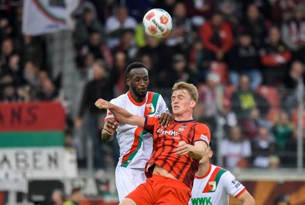 27 09 2025, xemx, Soccer 1 Bundesliga, 1 FC Heidenheim FC Augsburg v l Chrislain Matsima FC Augsburg , Mikkel Kaufmann 1 FC Heidenheim Zweikampf, Aktion, action, battle for the ball DFL DFB REGULATIONS PROHIBIT ANY USE OF PHOTOGRAPHS as IMAGE SEQUENCES and or QUASI VIDEO Heidenheim