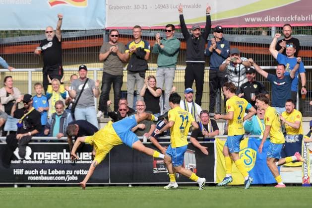 27 09 2025, xtgx, Fußball Regionalliga Nordost, FSV 63 Luckenwalde BSG Chemie Leipzig emspor, v l Lucas Will Luckenwalde, 10 Jubel, Torjubel, jubelt ueber das Tor, celebrate the goal, celebration DFL DFB REGULATIONS PROHIBIT ANY USE OF PHOTOGRAPHS as IMAGE SEQUENCES and or QUASI VIDEO Luckenwalde