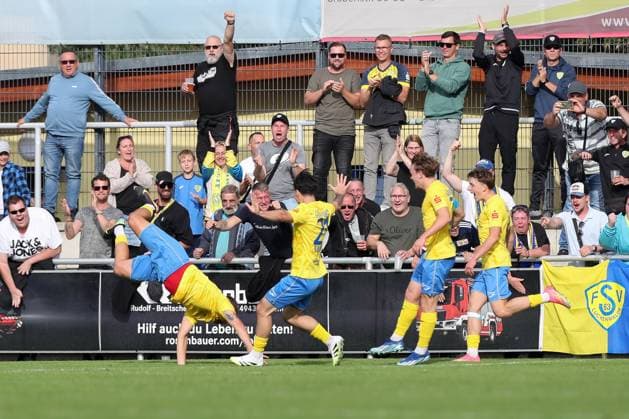 27 09 2025, xtgx, Fußball Regionalliga Nordost, FSV 63 Luckenwalde BSG Chemie Leipzig emspor, v l Lucas Will Luckenwalde, 10 Jubel, Torjubel, jubelt ueber das Tor, celebrate the goal, celebration DFL DFB REGULATIONS PROHIBIT ANY USE OF PHOTOGRAPHS as IMAGE SEQUENCES and or QUASI VIDEO Luckenwalde