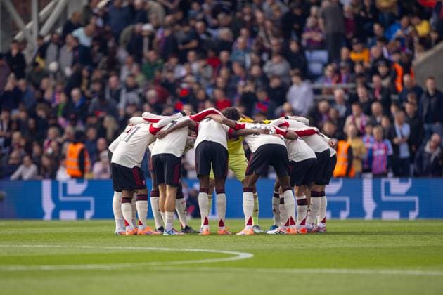 Football - FA Premier League - Crystal Palace FC v Liverpool FC LONDON, ENGLAND - Saturday, September 27, 2025: Liverpool players form a pre-match huddle before the FA Premier League match between Crystal Palace FC and Liverpool FC at Selhurst Park. (Photo by David Rawcliffe Propaganda) LONDON Selhurst Park GREATER LONDON ENGLAND  Copyright: xDavidxRawcliffex P2025-09-27-Crystal_Palace_Liverpool-65