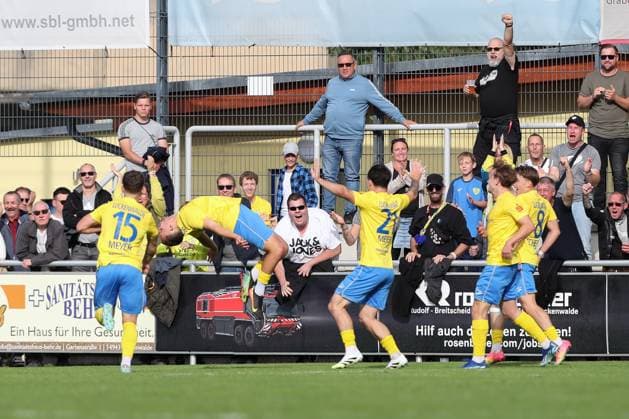 27 09 2025, xtgx, Fußball Regionalliga Nordost, FSV 63 Luckenwalde BSG Chemie Leipzig emspor, v l Lucas Will Luckenwalde, 10 Jubel, Torjubel, jubelt ueber das Tor, celebrate the goal, celebration DFL DFB REGULATIONS PROHIBIT ANY USE OF PHOTOGRAPHS as IMAGE SEQUENCES and or QUASI VIDEO Luckenwalde