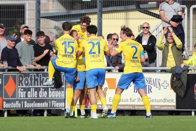 27 09 2025, xtgx, Fußball Regionalliga Nordost, FSV 63 Luckenwalde BSG Chemie Leipzig emspor, v l Lucas Will Luckenwalde, 10 Jubel, Torjubel, jubelt ueber das Tor, celebrate the goal, celebration DFL DFB REGULATIONS PROHIBIT ANY USE OF PHOTOGRAPHS as IMAGE SEQUENCES and or QUASI VIDEO Luckenwalde