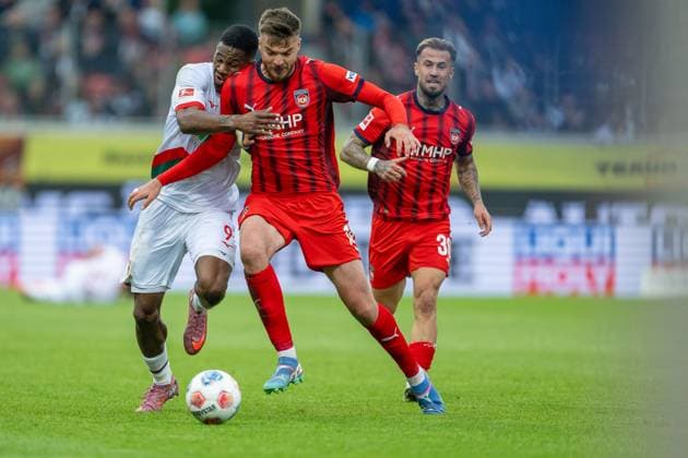 Essende Mbongu FC Augsburg, 09 , Julian Niehues FC Heidenheim, 16 , GER, 1 FC Heidenheim vs FC Augsburg, Football, Bundesliga, Matchday 5, Season 2025 2026, 27 09 2025, DFL DFB REGULATIONS PROHIBIT ANY USE OF PHOTOGRAPHS AS IMAGE SEQUENCES AND OR QUASI VIDEO, GER, 1 FC Heidenheim vs FC Augsburg, Football, Bundesliga, Matchday 5, Season 2025 2026, 27 09 2025 Heidenheim Copyright: xEibner-Pressefotox EP_EER