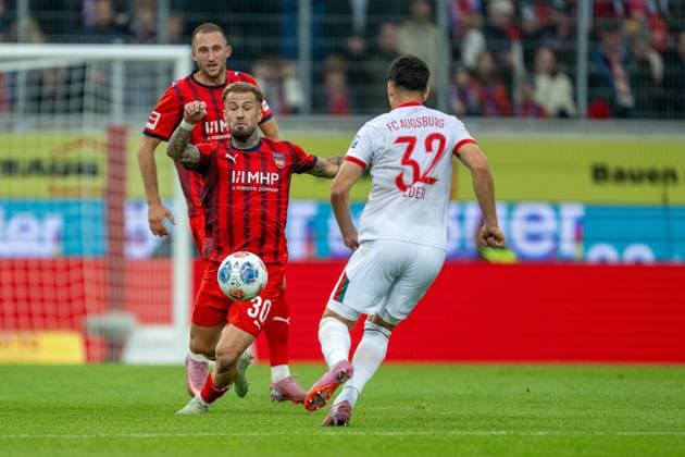 Niklas Dorsch FC Heidenheim, 30 , 32fca, GER, 1 FC Heidenheim vs FC Augsburg, Football, Bundesliga, Matchday 5, Season 2025 2026, 27 09 2025, DFL DFB REGULATIONS PROHIBIT ANY USE OF PHOTOGRAPHS AS IMAGE SEQUENCES AND OR QUASI VIDEO, GER, 1 FC Heidenheim vs FC Augsburg, Football, Bundesliga, Matchday 5, Season 2025 2026, 27 09 2025 Heidenheim Copyright: xEibner-Pressefotox EP_EER