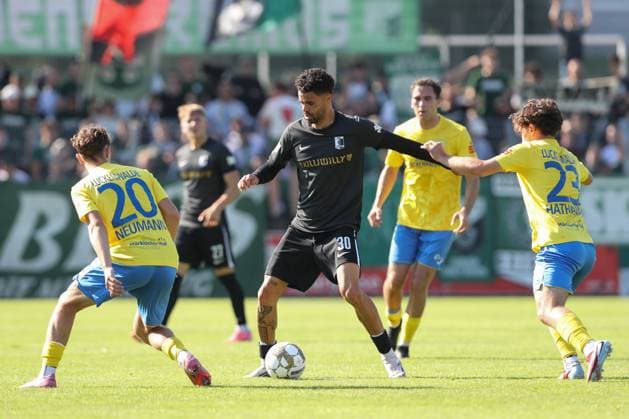 27 09 2025, xtgx, Soccer Regionalliga Nordost, FSV 63 Luckenwalde BSG Chemie Leipzig emspor, v l Len Neumann Luckenwalde, 20 , Stanley Ratifo Chemie Leipzig, 30 , Max Hathaway Luckenwalde, 23 DFL DFB REGULATIONS PROHIBIT ANY USE OF PHOTOGRAPHS as IMAGE SEQUENCES and or QUASI VIDEO Luckenwalde