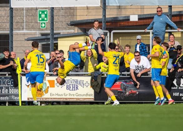Soccer, Men, Season 2025 2026, Regionalliga Nordost 10 Matchday , FSV 63 Luckenwalde BSG Chemie Leipzig, f l Tim Meyer Luckenwalde , Lucas Will Luckenwalde , Matthew Meier Luckenwalde , Remo Merke Luckenwalde , Celebration after goal to 1 0, 27 09 2025, Copyright: xSebastianxRäppold MatthiasxKochx