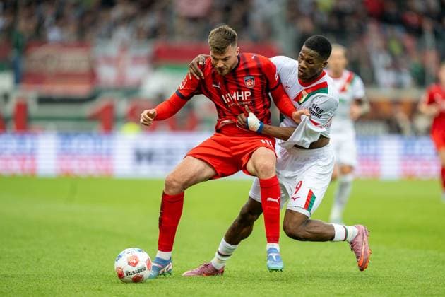 Essende Mbongu (FC Augsburg, 09), Julian Niehues (FC Heidenheim, 16), GER, 1. FC Heidenheim vs. FC Augsburg, Fussball, Bundesliga, 5. Spieltag, Spielzeit 2025 2026, 27.09.2025, DFL DFB REGULATIONS PROHIBIT ANY USE OF PHOTOGRAPHS AS IMAGE SEQUENCES AND OR QUASI-VIDEO, GER, 1. FC Heidenheim vs. FC Augsburg, Fussball, Bundesliga, 5. Spieltag, Spielzeit 2025 2026, 27.09.2025 Heidenheim Copyright: xEibner-Pressefotox EP_EER