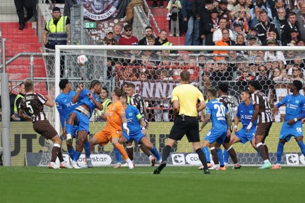 GER, Hamburg, Football, DFL, FC St Pauli vs Bayer Leverkusen , in Millerntor Stadion , 27 09 2025 , v l FC St Pauli makes the 1 1 by Hauke Wahl FC St Pauli ,5 DFL regulations prohibit any use of photographs as image sequences and or quasi video Copyright: HMBxMedia FernandoxSoares