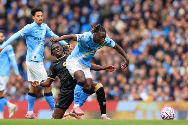 Manchester City v Burnley Premier League 27 09 2025. Jeremy Doku (11) of Manchester City gets past Loum Tchaouna (17) of Burnley during the Premier League match between Manchester City and Burnley at the Etihad Stadium, Manchester, England on 27 September 2025. Manchester Etihad Stadium Manchester England Editorial use only DataCo restrictions apply See www.football-dataco.com , Copyright: xConorxMolloyx PSI-22920-0015
