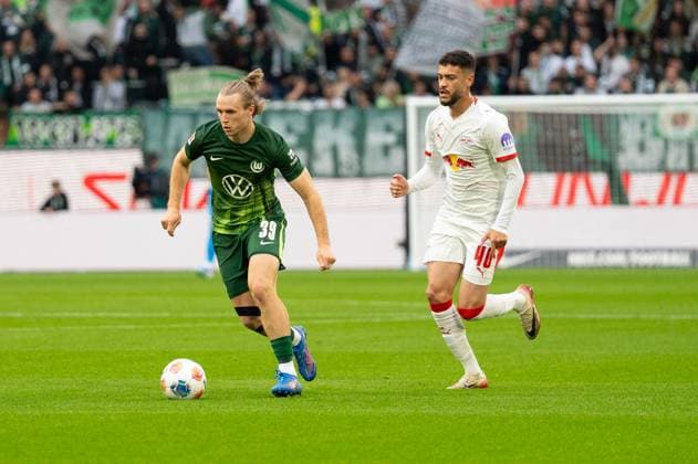 Germany Soccer 1 Bundesliga, Matchday 6 2025 2026, VfL Wolfsburg RB Leipzig on 27 09 2025 in Wolfsburg Volkswagen Arena Patrick Wimmer VfL Wolfsburg 39 and Romulo RB Leipzig 40 Copyright: xSvenxHeidmannx