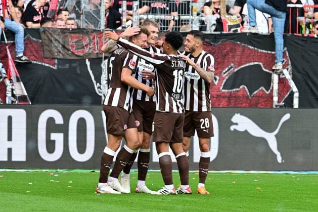 Soccer I Men I 1 Bundesliga l FC St Pauli Bayer 04 Leverkusen I 05 Matchday I Season 2025 2026 I St Pauli I 27 09 2025 I St Pauli Goal celebration to 1 1 v l Goalscorer Wahl Hauke St Pauli , Smith Eric St Pauli , Fujita Joel Chima St Pauli , Pereira Lage Mathias St Pauli , Sportplatz Millerntor Stadion, St Pauli Hamburg Germany