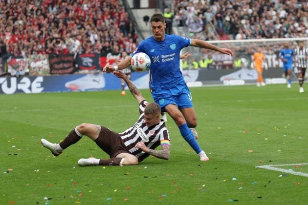 GER, Hamburg, Football, DFL, FC St Pauli vs Bayer Leverkusen , im Millerntor Stadion , 27 09 2025 , v l Eric Smith FC St Pauli ,8 , Patrik Schick Bayer Leverkusen ,14 DFL regulations prohibit any use of photographs as image sequences and or quasi video Copyright: HMBxMedia FernandoxSoares
